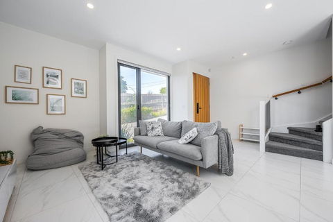Modern Townhouse - Cafes, Shops, Bus, Freeway Access - Accommodation Melbourne 0