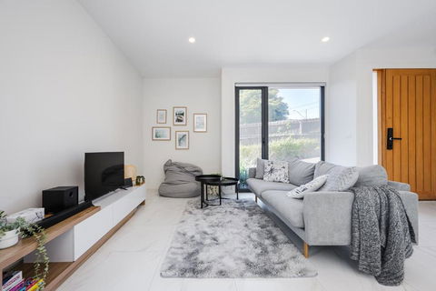 Modern Townhouse - Cafes, Shops, Bus, Freeway Access - Accommodation Melbourne 2