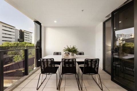 Modern Luxury Gabba Apartment - Accommodation Melbourne 0