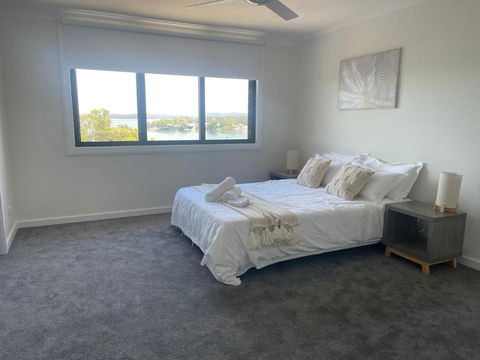 Mirrabooka Magic - Luxury By The Lake - Accommodation Melbourne 2