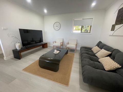 Mirrabooka Magic - Luxury By The Lake - Accommodation Melbourne 3