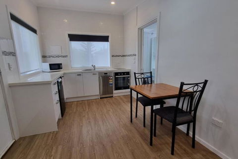 Modern 1 Bedroom Studio Free Parking Close To CBD - Accommodation Melbourne 0
