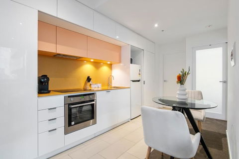 Modern 2BR Apt W City Views, Balcony & Wi-Fi - Accommodation Melbourne 1