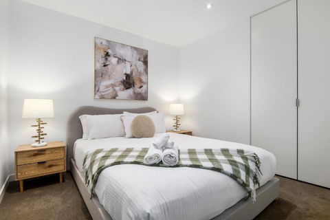 Modern 2BR Apt W City Views, Balcony & Wi-Fi - Accommodation Melbourne 3