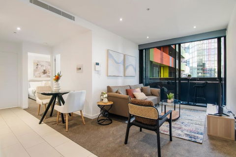 Modern 2BR Apt W City Views, Balcony & Wi-Fi - Accommodation Melbourne 2