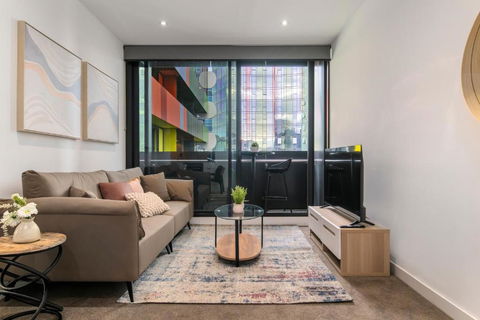 Modern 2BR Apt W City Views, Balcony & Wi-Fi - Accommodation Melbourne 0