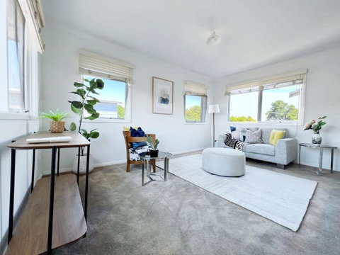 Modern And Elegant House With Swimming Pool - Accommodation Melbourne 3