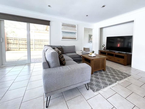Modern And Elegant House With Swimming Pool - Accommodation Melbourne 0
