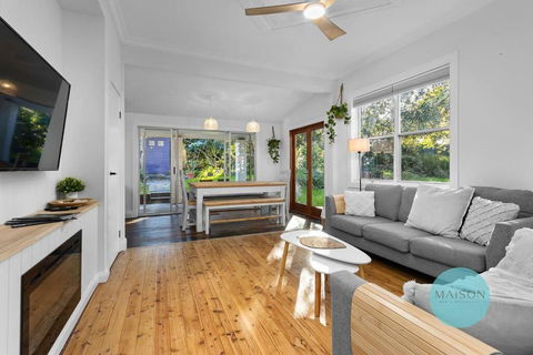 Modern Character Filled Cottage - Accommodation Melbourne 0