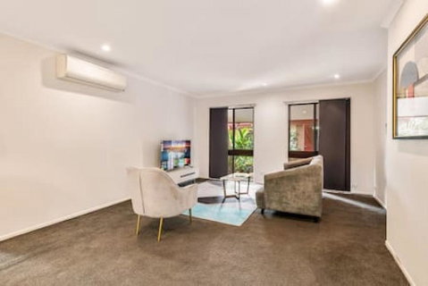 Modern Comfort Retreat 4Bed Cozy Haven W Pool - Accommodation Melbourne 1
