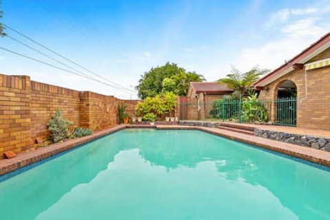 Modern Comfort Retreat 4Bed Cozy Haven W Pool - Accommodation Melbourne 2