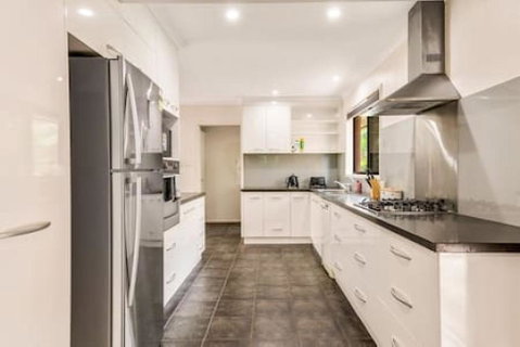 Modern Comfort Retreat 4Bed Cozy Haven W Pool - Accommodation Melbourne 3