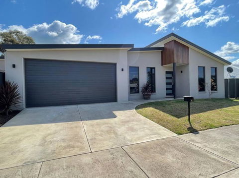 Modern Home Away From Home - Accommodation Melbourne 0