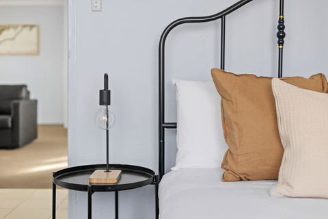 Modern Private Double Room - Central Spot At Liverpool - Shared Bathroom - Accommodation Melbourne 3