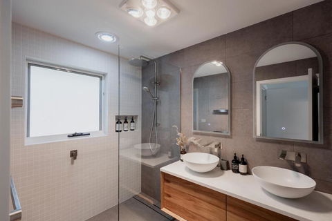 Modern Refurbished Unit In Charming Bellerive - Accommodation Melbourne 1
