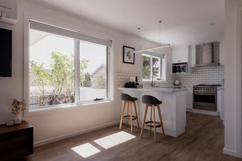 Modern Refurbished Unit In Charming Bellerive - Accommodation Melbourne 0