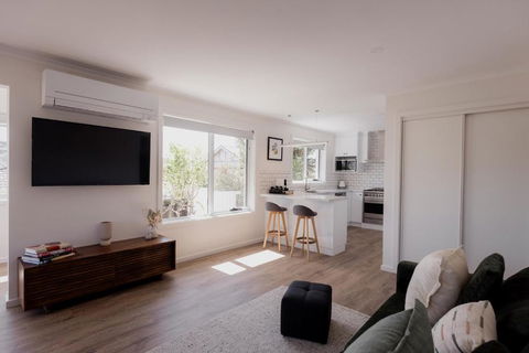 Modern Refurbished Unit In Charming Bellerive - Accommodation Melbourne 2