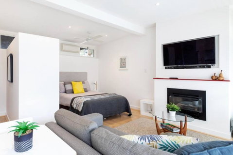 Modern Stylish Self-contained Studio Apartment - Accommodation Melbourne 0