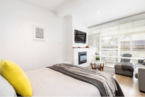 Modern Stylish Self-contained Studio Apartment - Accommodation Melbourne 2