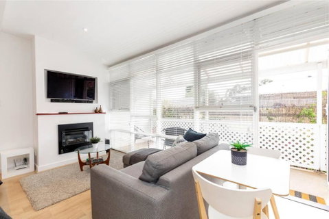 Modern Stylish Self-contained Studio Apartment - Accommodation Melbourne 1