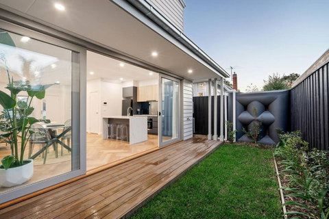 Modern Stylish Home - Walk To Beach - Accommodation Melbourne 1