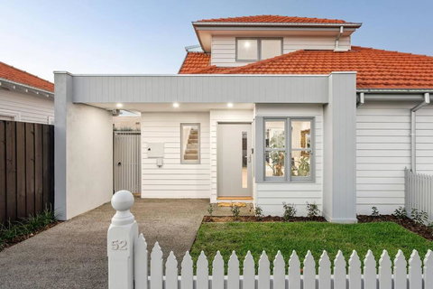Modern Stylish Home - Walk To Beach - Accommodation Melbourne 3