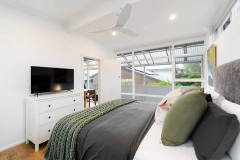 Modern Stylish Self-contained Apartment - Accommodation Melbourne 3