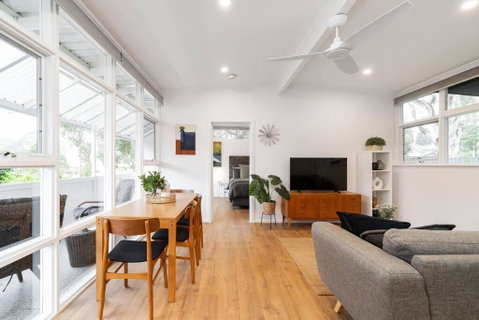 Modern Stylish Self-contained Apartment - Accommodation Melbourne 1