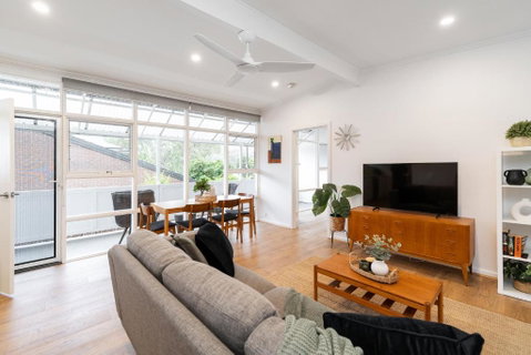 Modern Stylish Self-contained Apartment - Accommodation Melbourne 2