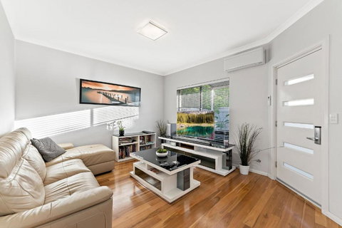 Modern Scarborough Townhouse - Accommodation Melbourne 1