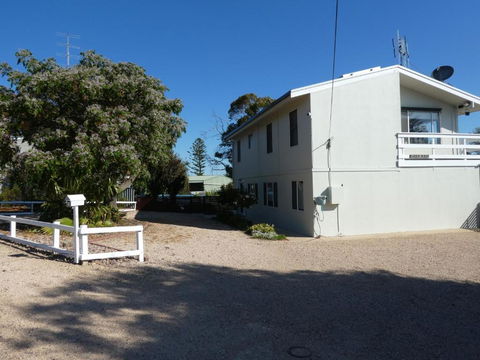 Moonta Bay Stylish Large Home 3 Min Walk From Beach And Jetty - Accommodation Melbourne 1