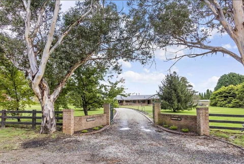 Mountain Culture Farm Stay - Pet Friendly - Accommodation Melbourne 1