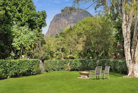 Mountain Views, Spa Bath, Pet Friendly, Near Zoo! - Accommodation Melbourne 0