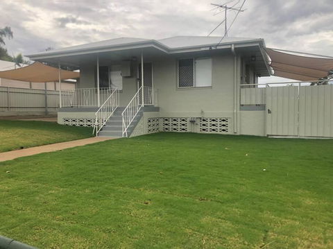 Mt Isa - Emerald Gem 3 Bedroom Home QUIET AREA - Melbourne 4u 0