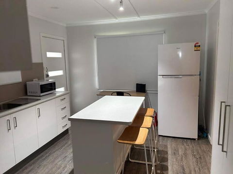 Mt Isa - Emerald Gem 3 Bedroom Home QUIET AREA - Melbourne 4u 2