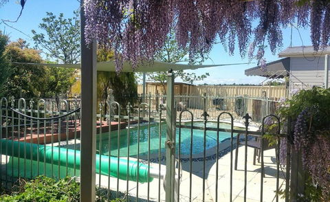 Must Love Dogs B&B & Self Contained Cottage - Accommodation Melbourne 2