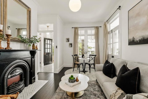 Narraweema Guesthouse - Historic Luxury BnB Retreat - Accommodation Melbourne 0