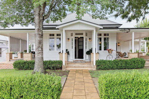 Narraweema Guesthouse - Historic Luxury BnB Retreat - Accommodation Melbourne 1