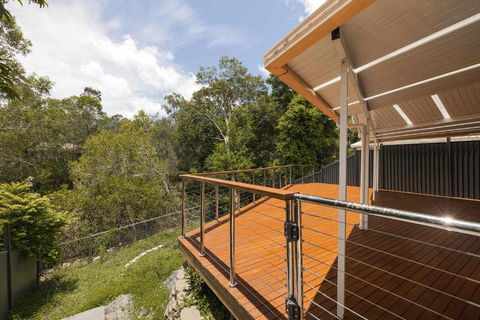 NEW 3BR Serene Creekside Retreat In Helensvale - Accommodation Melbourne 0