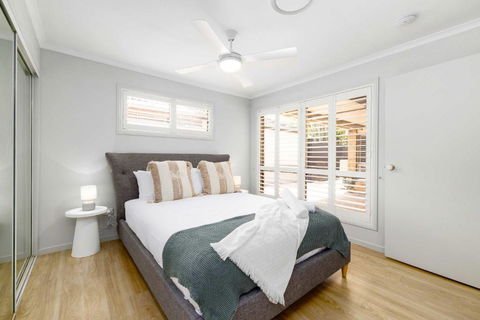 NEW 3BR Serene Creekside Retreat In Helensvale - Accommodation Melbourne 1