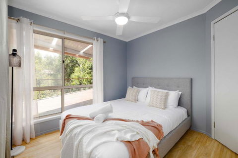 NEW 3BR Serene Creekside Retreat In Helensvale - Accommodation Melbourne 2