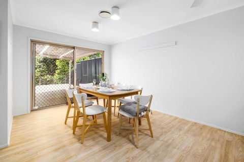 NEW 3BR Serene Creekside Retreat In Helensvale - Accommodation Melbourne 3