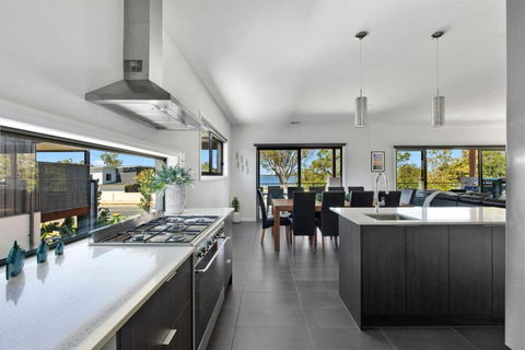 NEW - Sunrise Waters Holiday House - Accommodation Melbourne 1