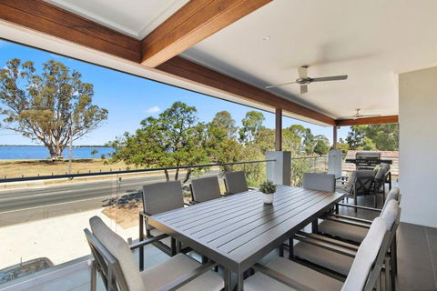 NEW - Sunrise Waters Holiday House - Accommodation Melbourne 0