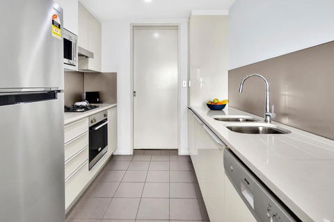 North Sydney Large Two Bedroom MIL2302 - Accommodation Melbourne 3