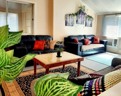 Oakwood House - Entire House Rental - 5 Bedrooms With Netflix And WiFi - Melbourne 4u 3