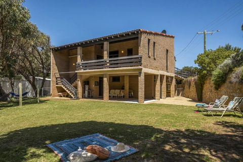 Ocean Close - Spacious Beach House - Accommodation Melbourne 0