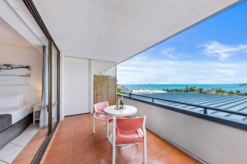 Ocean View 33A Studio Pool Ocean View WIFI - Accommodation Melbourne 3