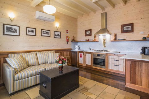 Old Bank Boutique Hotel - Accommodation Melbourne 2