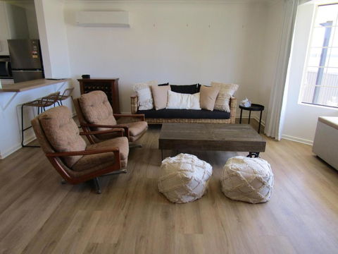 Our Little Beach House - Melbourne 4u 2